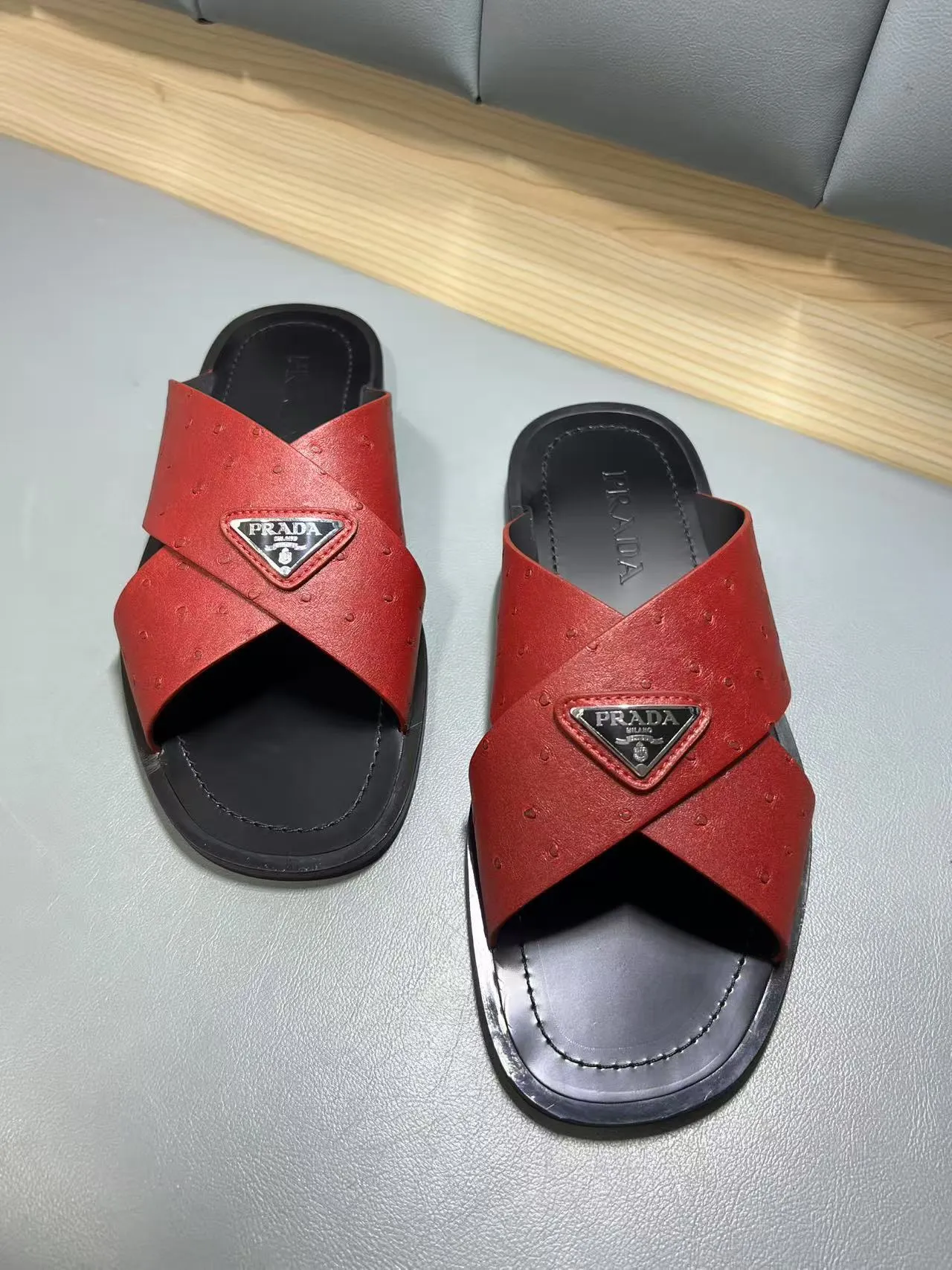 340💰PRADA Prada’s latest slippers are synchronized with the official website. This slipper is made of the brand’s unique and iconic Saffiano leather. The brand logo jumps out from the double straps, and the brand style is clearly visible. Cowhide gives men elegant charm and functional design, making it an ideal choice for vacation and leisure. Size:38-45